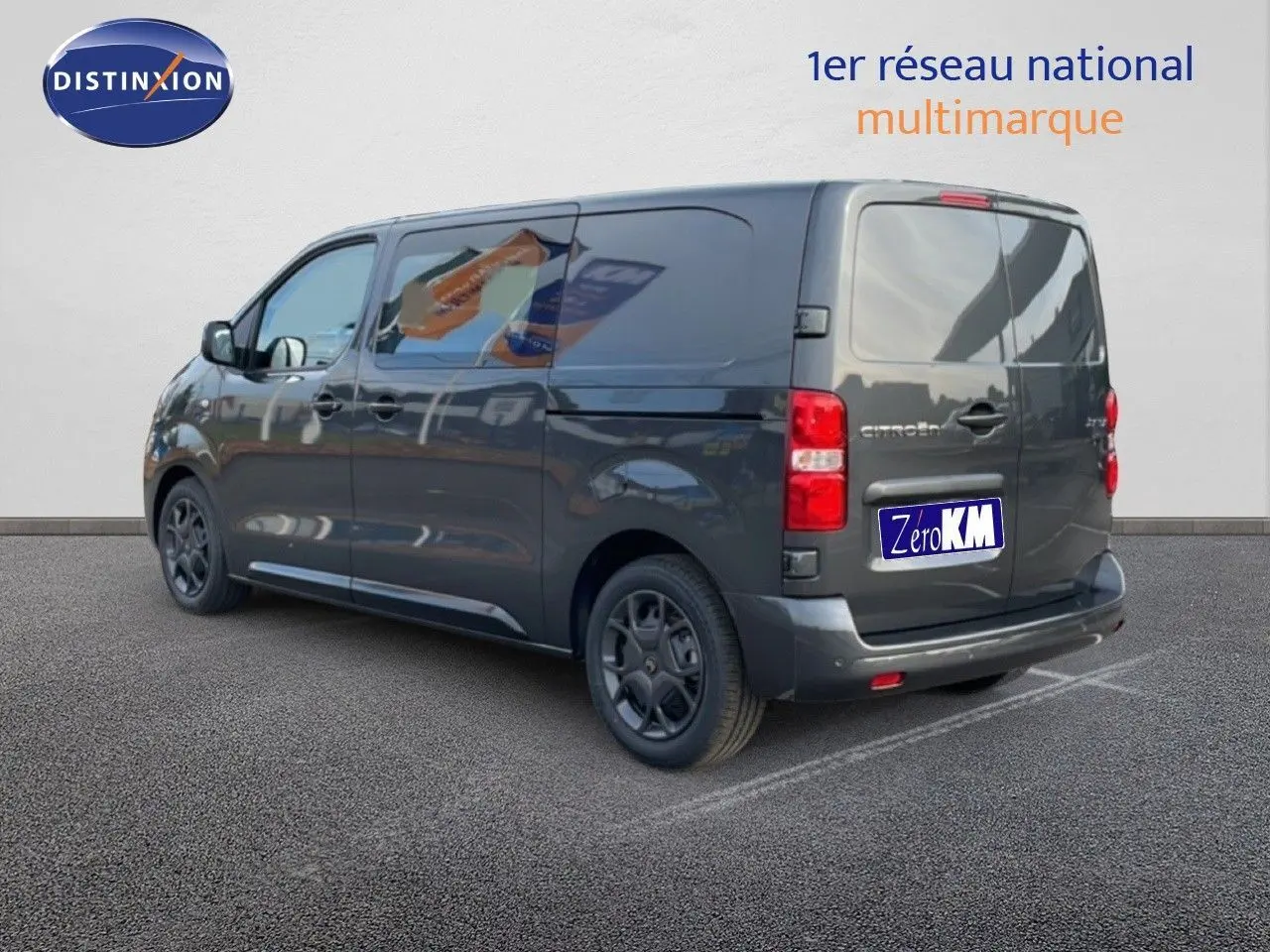Vue 3/4 arrière droite d’un Citroën Jumpy cabine approfondie gris titane métallisé, avec vitres teintées et jantes sombres.
