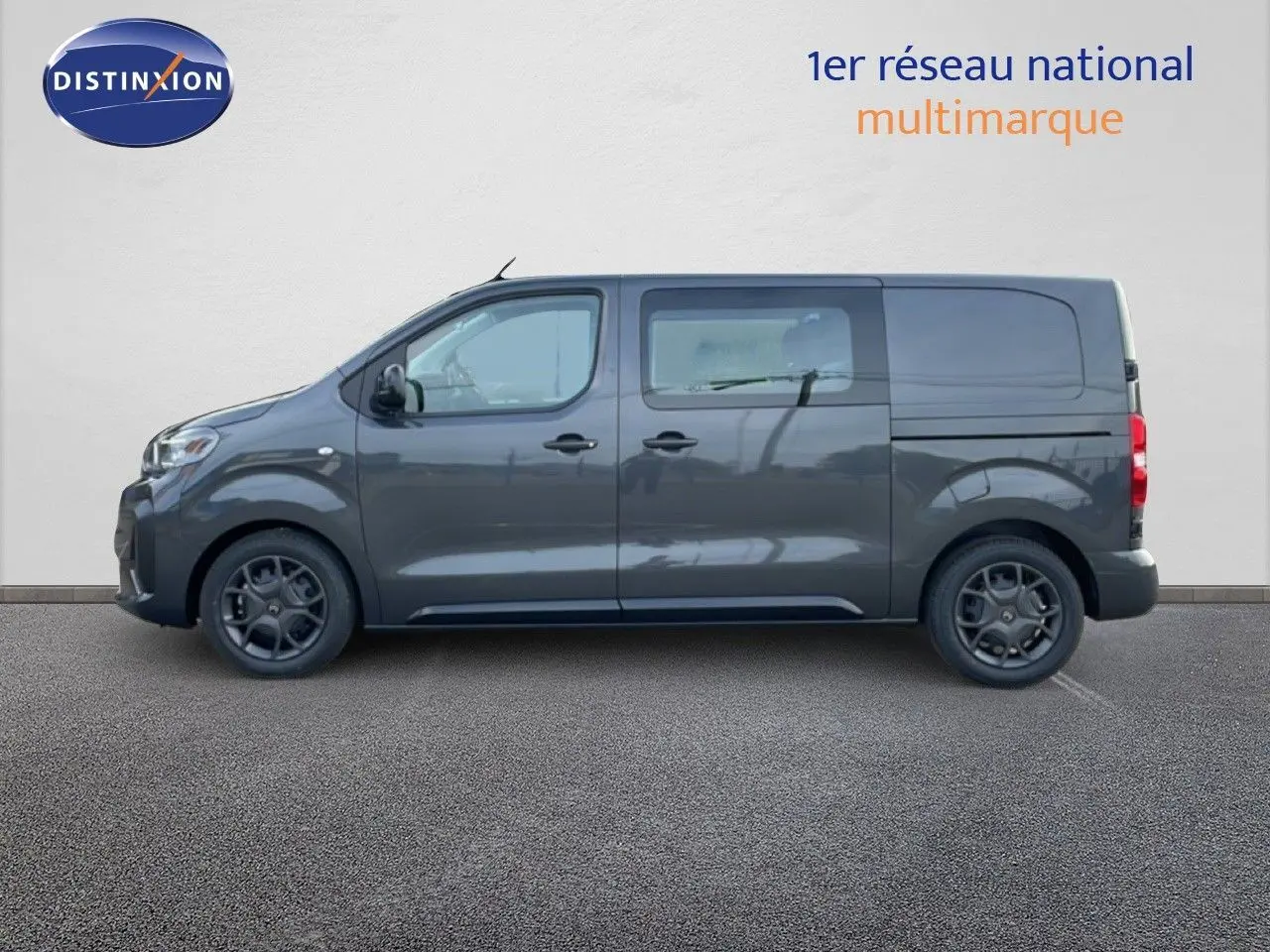 Vue latérale droite d’un Citroën Jumpy Cabine Approfondie gris titane métallisé, profil utilitaire avec fenêtres avant et centrale.