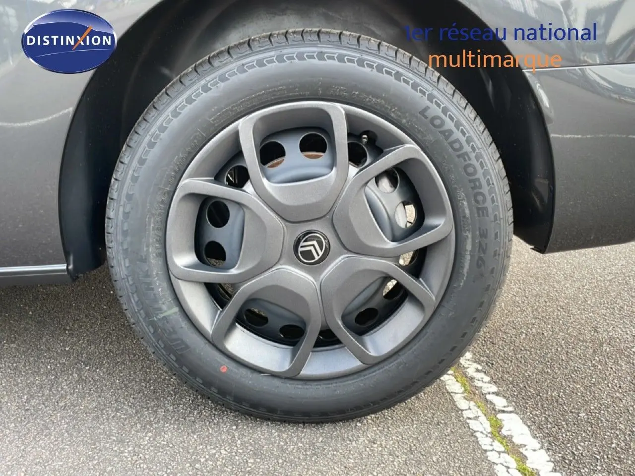 Gros plan sur la roue avant droite gris titane métallisé d’un Citroën Jumpy Cabine Approfondie 2026 avec jante spécifique.