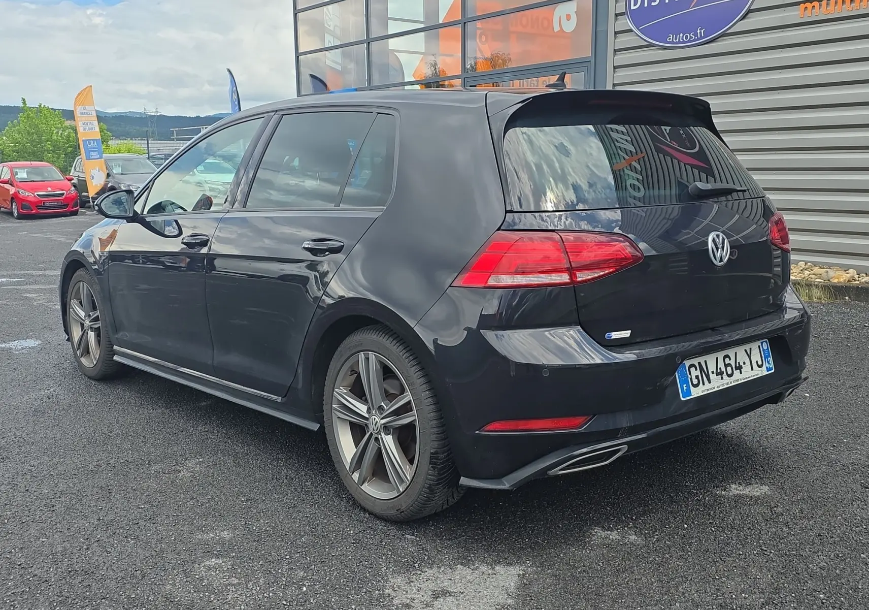Volkswagen Golf 1.5 TSI EVO 150 R-line noire vue 3/4 arrière droit, avec jantes alliage et feux arrière LED.