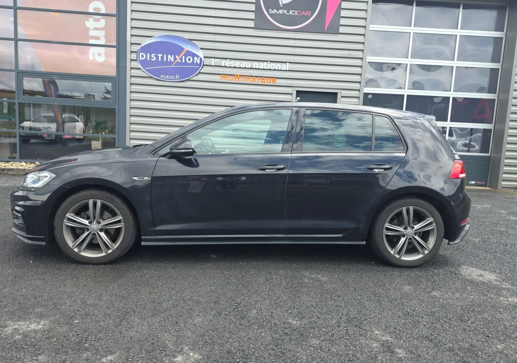 Profil côté gauche d'une Volkswagen Golf 1.5 TSI EVO 150 R-line noire de 2019 avec jantes alliage distinctives.