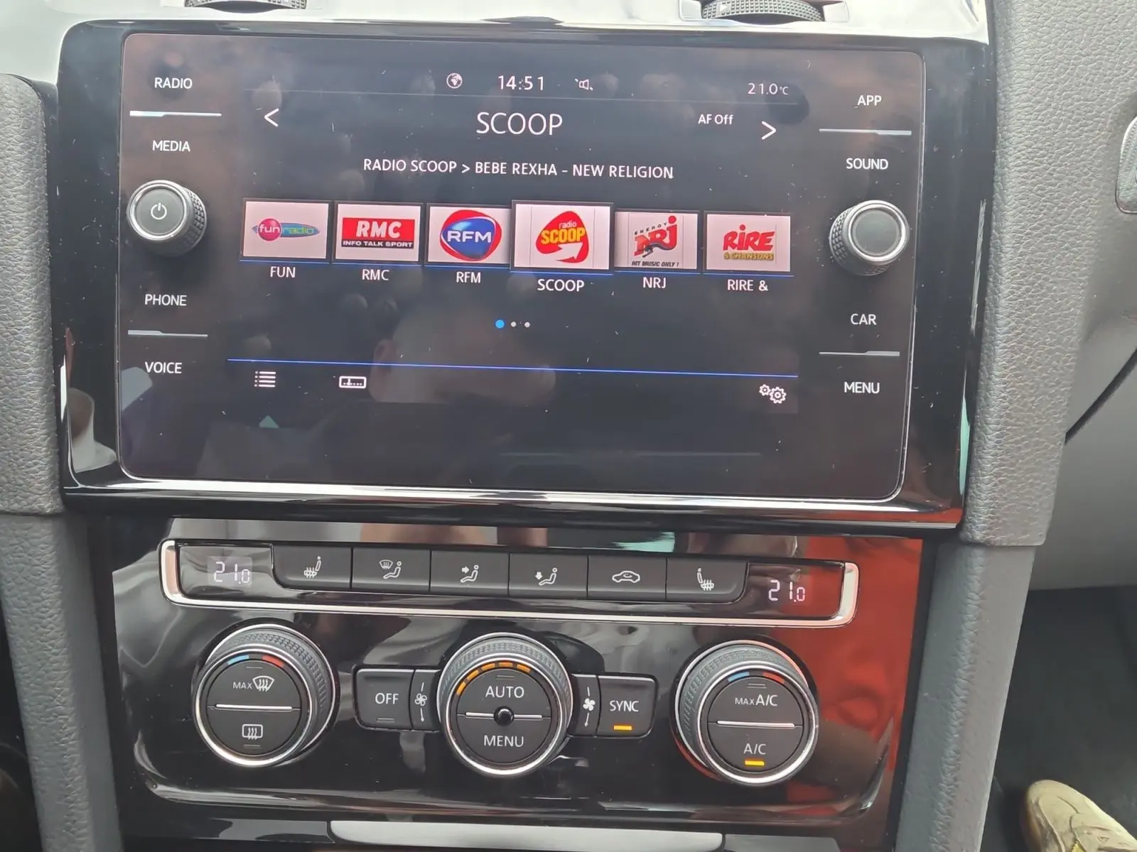 Vue rapprochée de la console centrale d’une Volkswagen Golf noire 2019, avec écran tactile et commandes de climatisation.