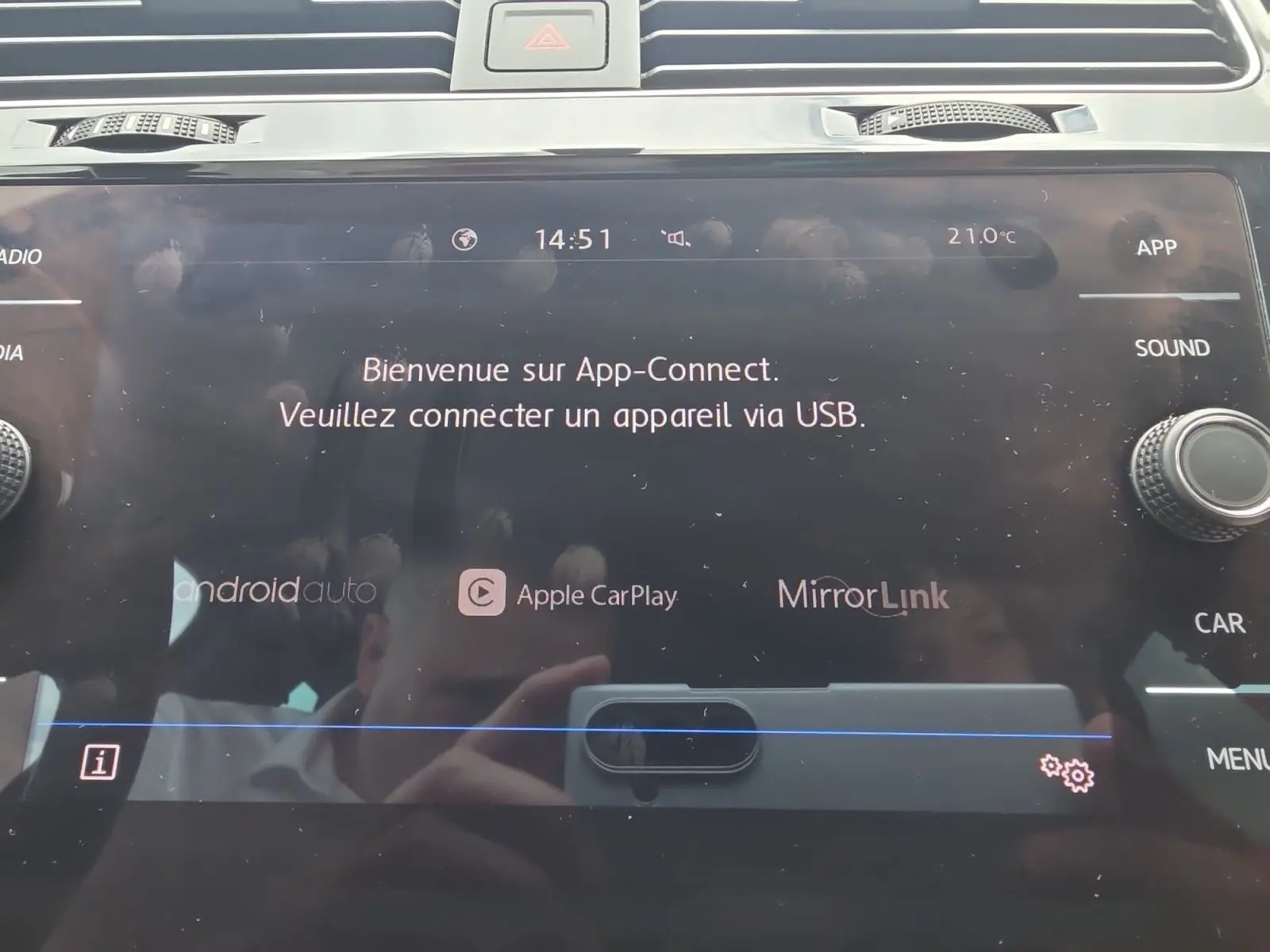 Écran tactile central de la Volkswagen Golf 1.5 TSI EVO 150 R-line 2019 affichant l'interface App-Connect.