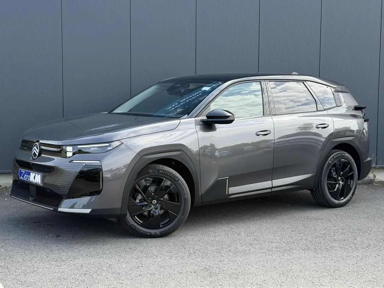 Vue 3/4 avant droite du Citroën C5 Aircross gris Platinium avec toit noir et jantes alliage noires.