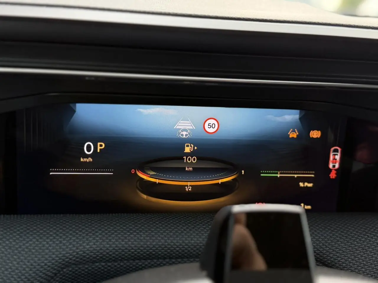 Affichage numérique du tableau de bord du Citroën C5 Aircross hybride, montrant la vitesse, autonomie et alertes.