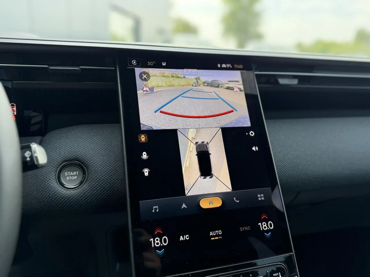 Vue rapprochée de l’écran tactile central du Citroën C5 Aircross gris, affichant la caméra 360° en marche arrière.