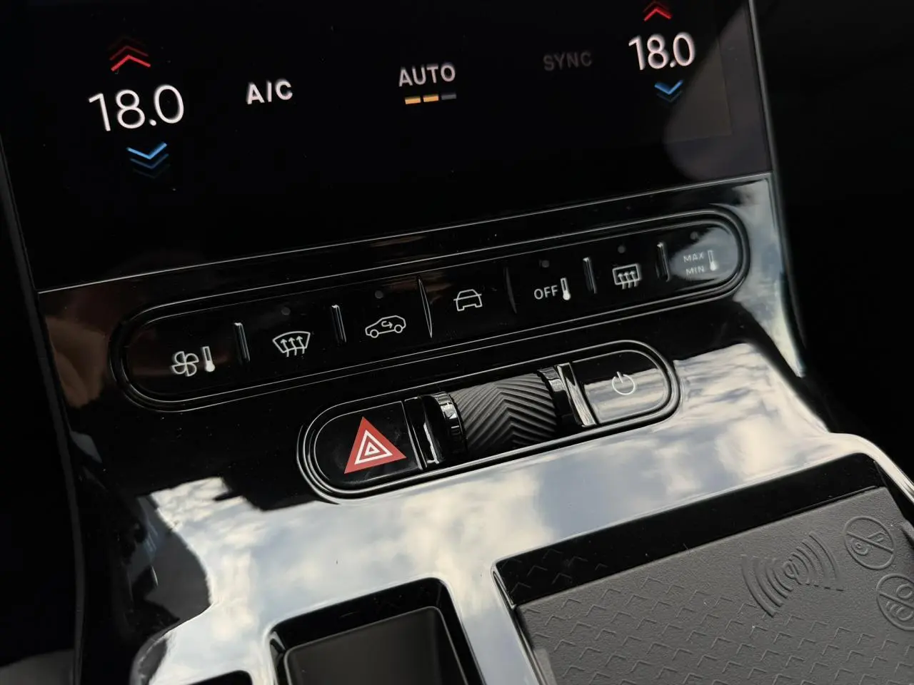 Détail de la console centrale noire brillante du Citroën C5 Aircross 2026 avec commandes climatisation et bouton hazard.