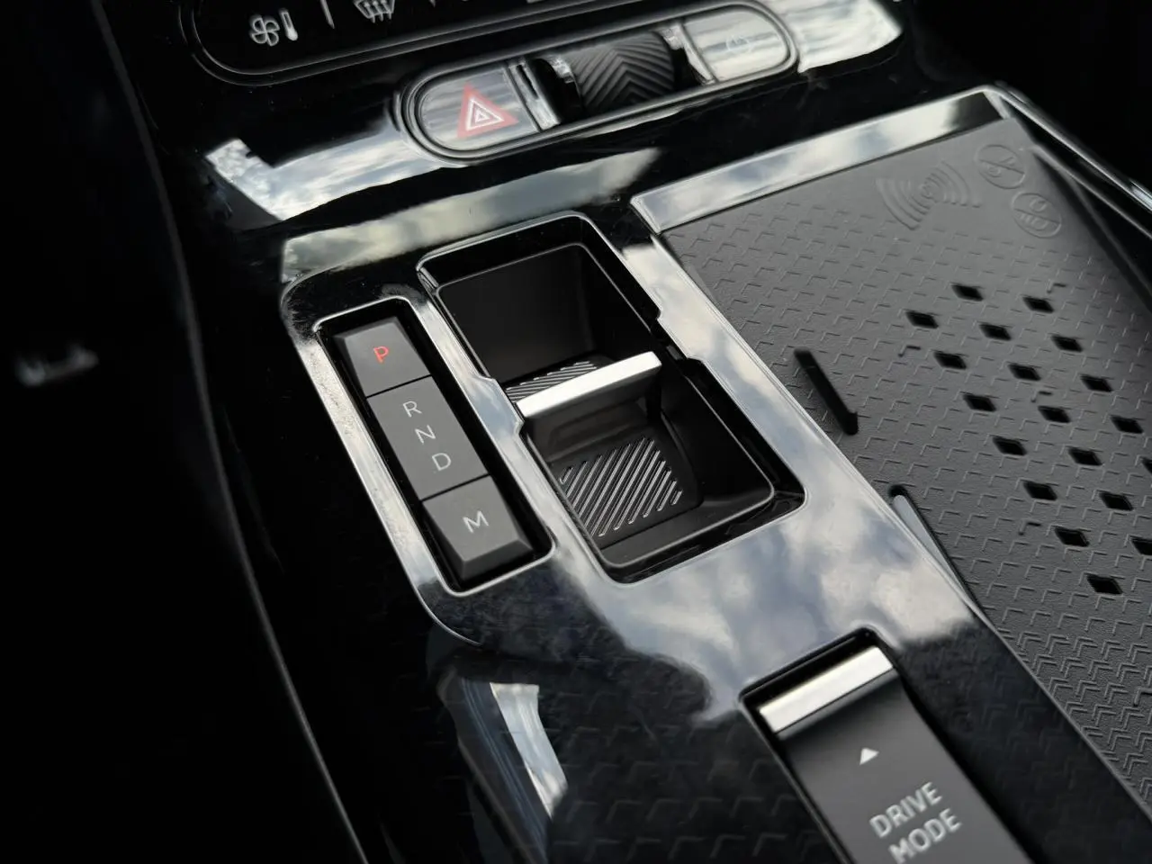 Gros plan sur la console centrale noire brillante du Citroën C5 Aircross 2026 avec sélecteur de boîte auto et bouton Drive Mode.