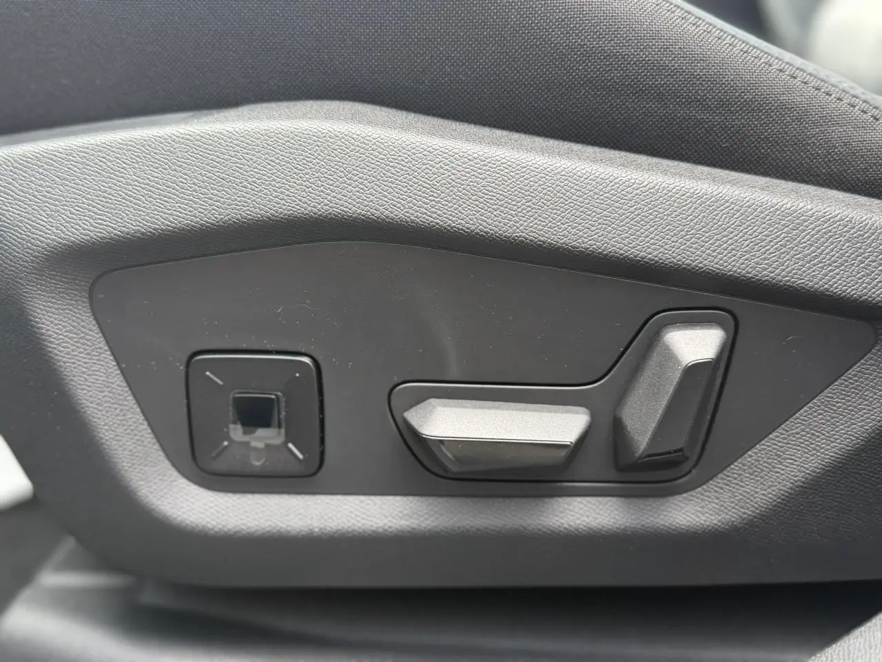Détail des commandes de réglage électrique du siège conducteur du Citroën C5 Aircross gris Platinium.