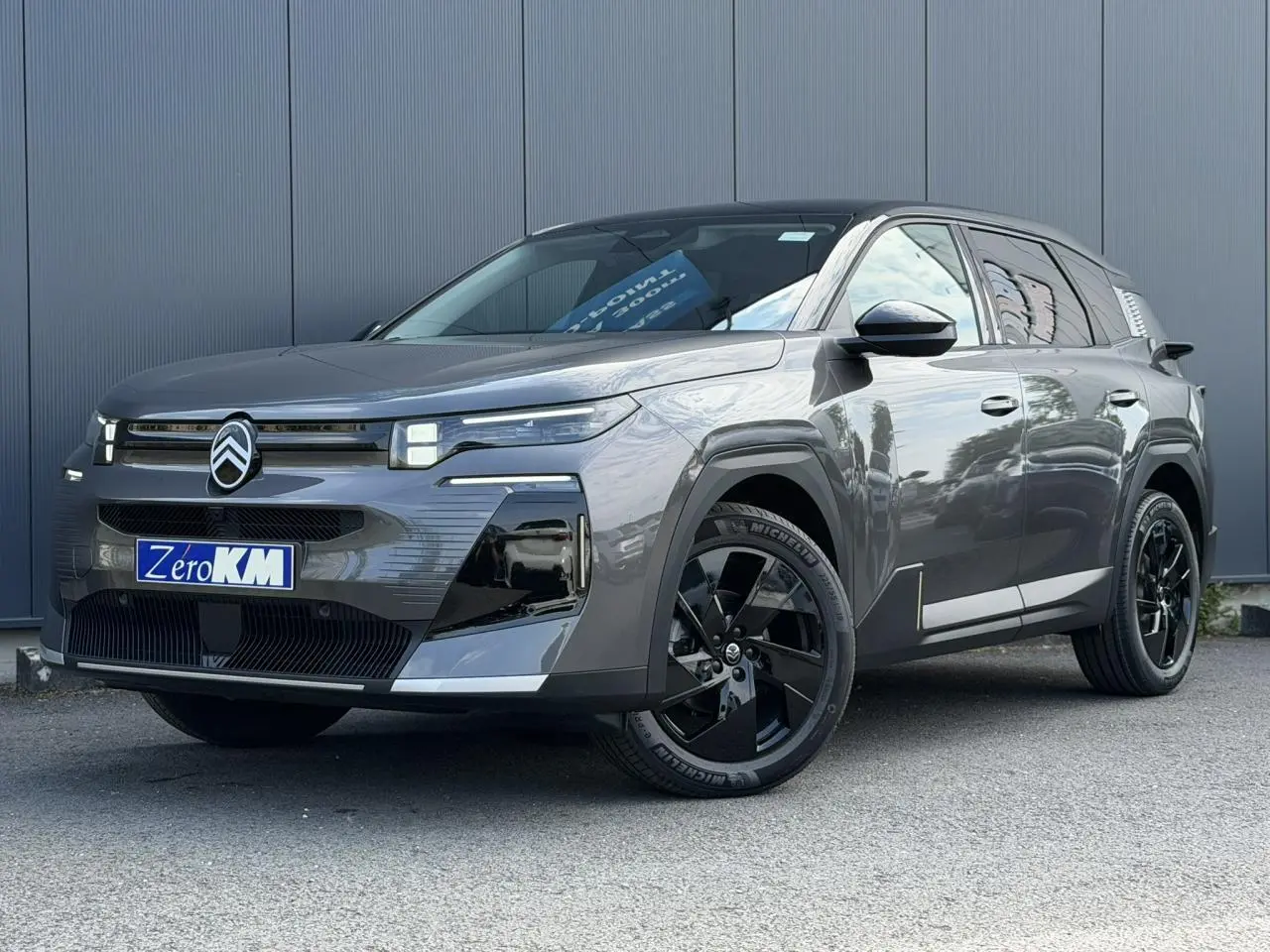Citroën C5 Aircross gris Platinium vue 3/4 avant droit avec toit noir et jantes alliage noires.