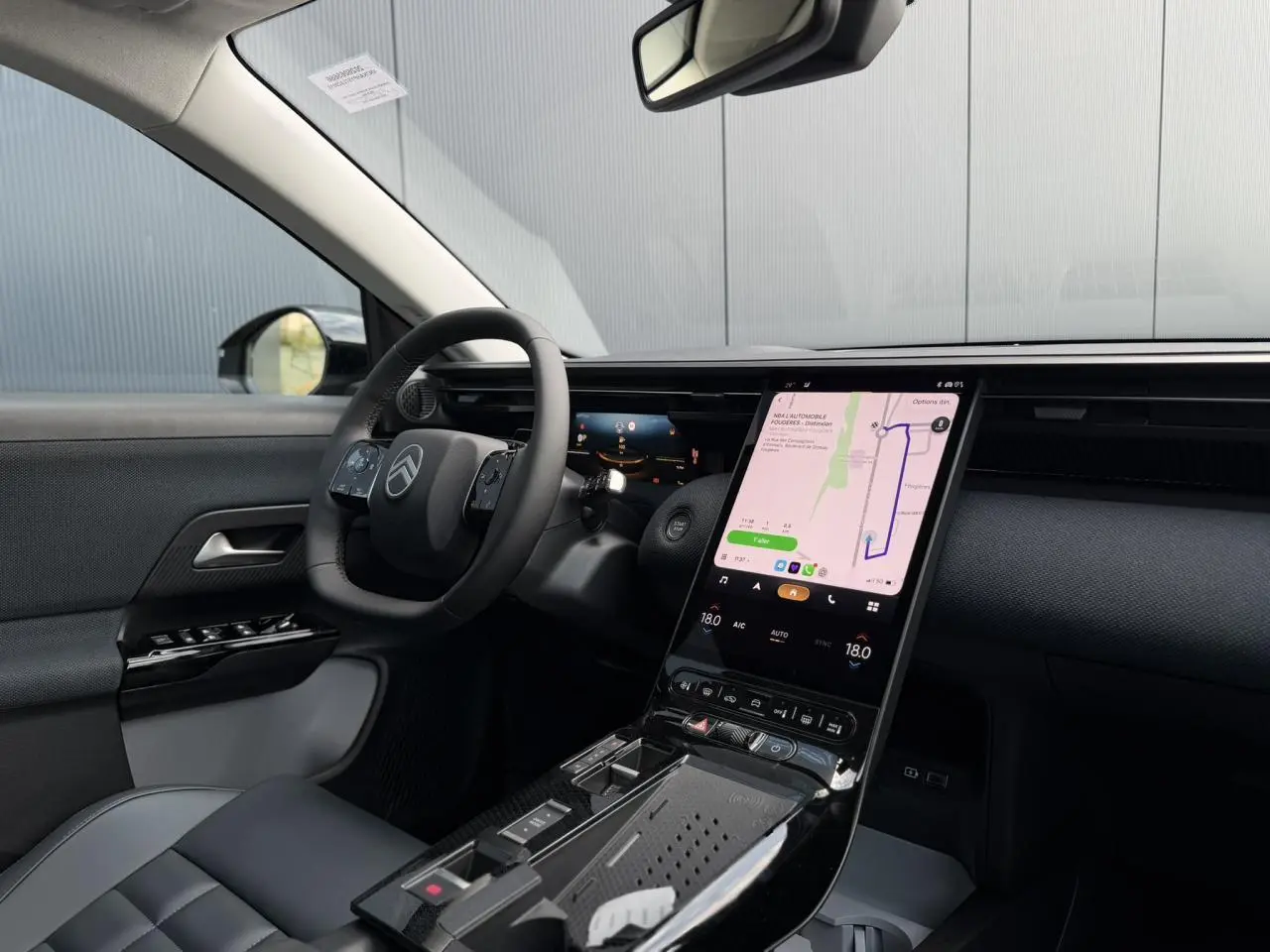 Vue intérieure côté conducteur du Citroën C5 Aircross 2026, avec écran tactile vertical et sellerie noire et grise.