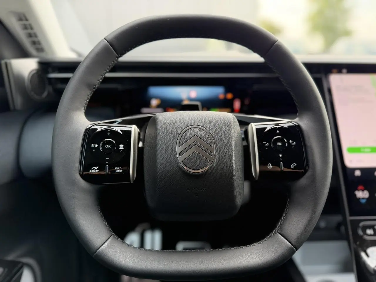 Gros plan sur le volant noir multifonctions de la Citroën C5 Aircross 2026 avec palettes au volant et logo central.
