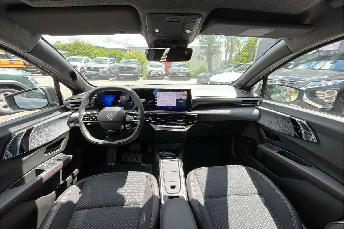 Vue intérieure avant de la Renault Clio 6 TCE 115 EDC Techno 2026, tableau de bord moderne avec écran tactile et volant multifonctions.