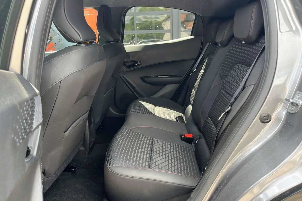 Vue intérieure côté droit sur la banquette arrière noire avec motifs géométriques de la Renault Clio gris schiste 2026.