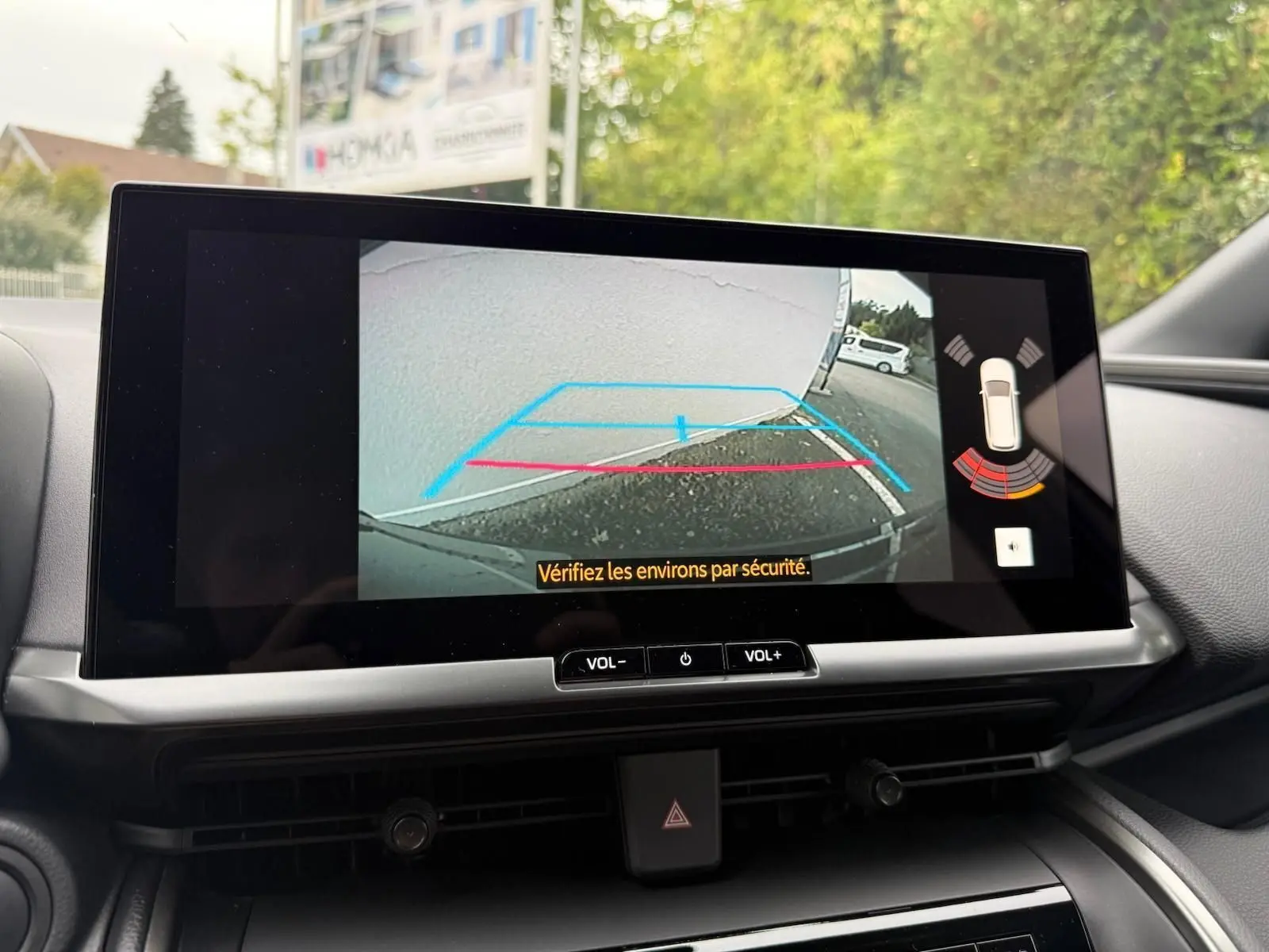Écran intérieur du Toyota C-HR gris atlas montrant la caméra de recul avec guidage et alertes de proximité.