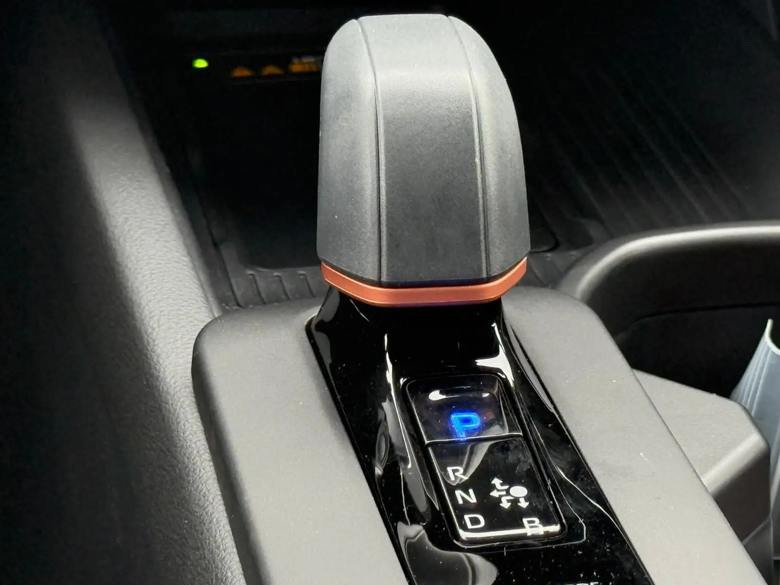 Le levier de vitesses automatique du Toyota C-HR 1.8 140CH STYLE MY25 en gros plan, avec indicateur bleu sur la position P.