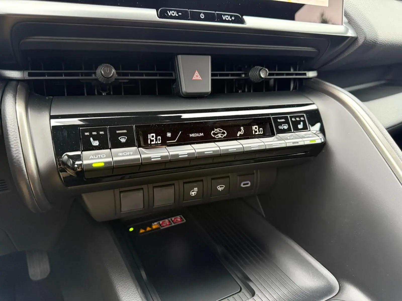 Panneau de climatisation tactile noir du Toyota C-HR gris atlas 2025, avec affichage digital et commandes chauffantes.