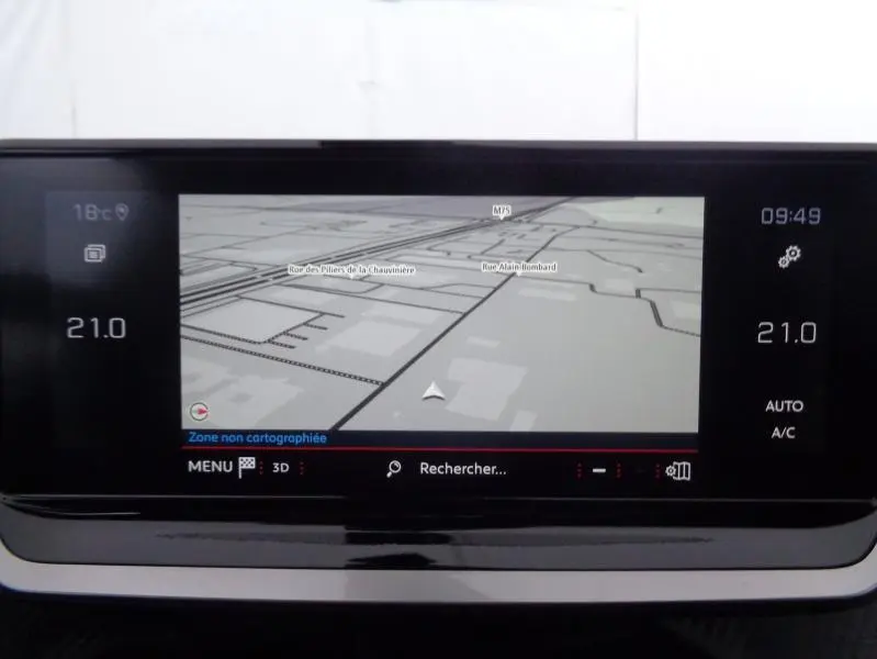Écran tactile central du Peugeot 2008 gris Artense affichant la navigation et la climatisation à 21°C