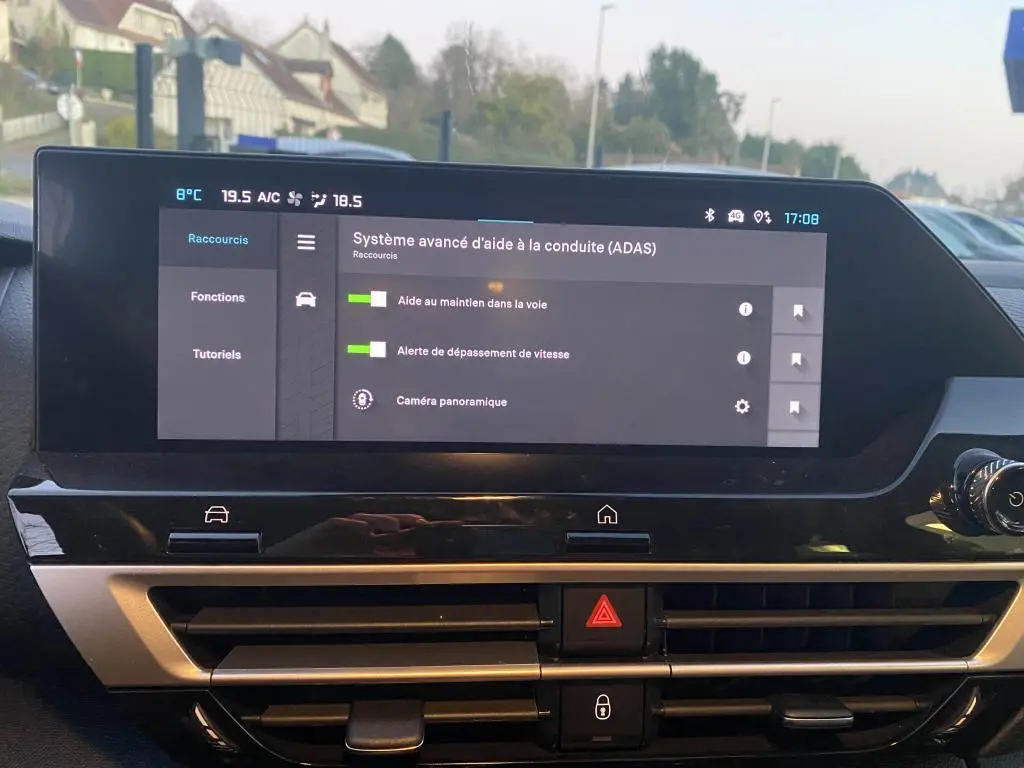 Écran central tactile du tableau de bord de la Citroën C4 2025 affichant les aides à la conduite avancées.