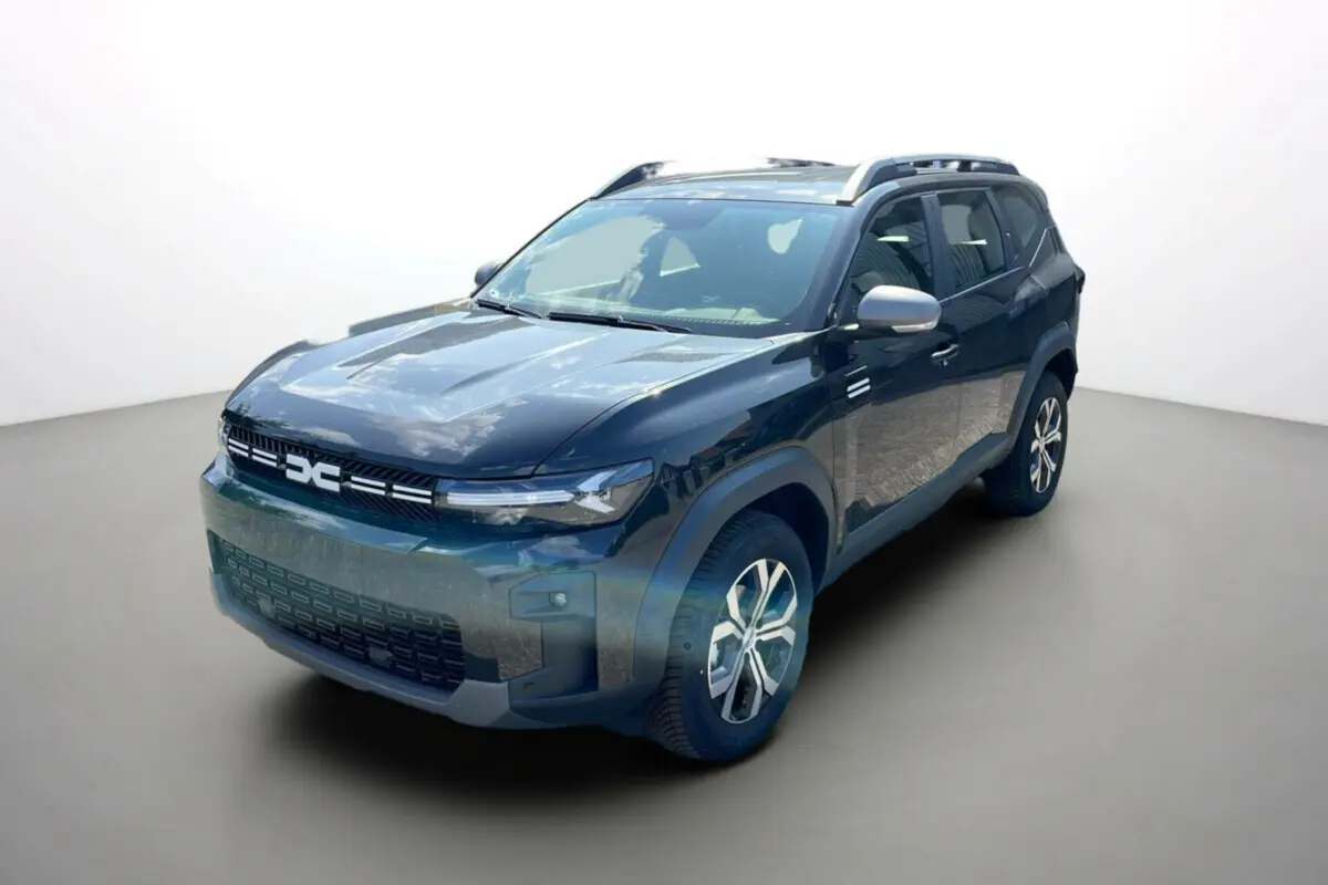 SUV Dacia Bigster noir perle vu en 3/4 avant droit, avec barres de toit et jantes alu 17 pouces visibles.