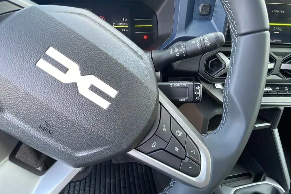 Gros plan sur le volant cuir noir du Dacia Bigster 2025 avec commandes intégrées et tableau de bord partiel visible.