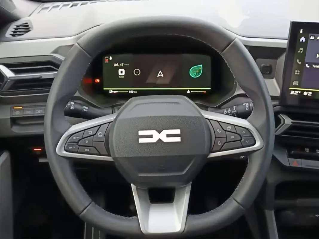 Vue rapprochée du volant cuir noir et du tableau de bord digital du Dacia Bigster 2026, intérieur moderne.