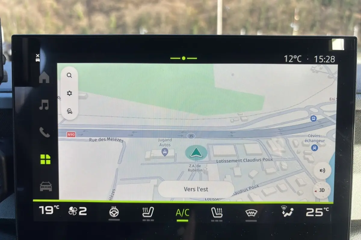 Écran tactile 10 pouces du tableau de bord du Dacia Bigster affichant la navigation GPS en mode carte.