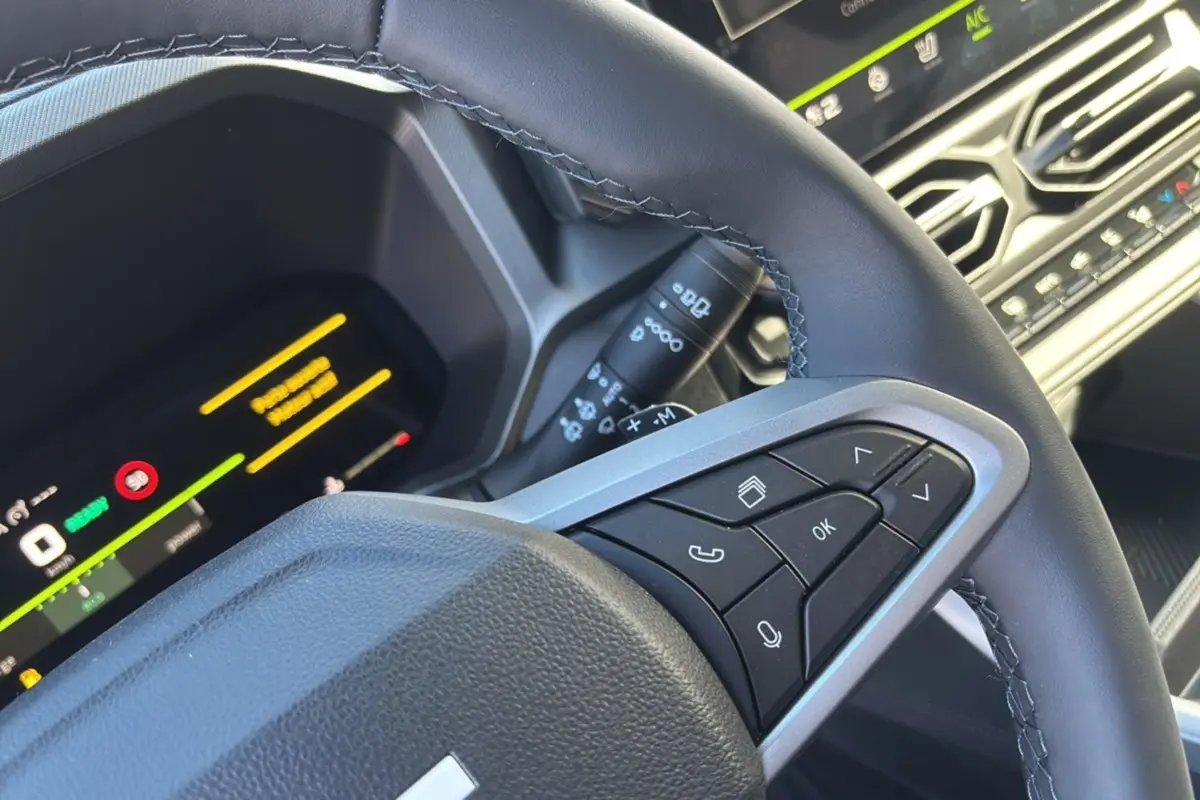 Gros plan sur le volant cuir noir côté droit du Dacia Bigster 2026 avec commandes multifonctions et tableau de bord digital.