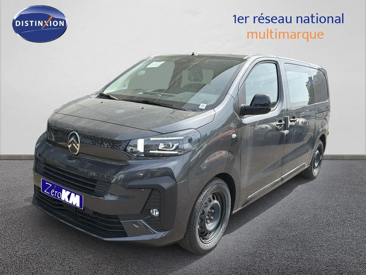 Vue 3/4 avant droite d’un Citroën Jumpy cabine approfondie gris titane métal avec calandre noire et jantes acier.