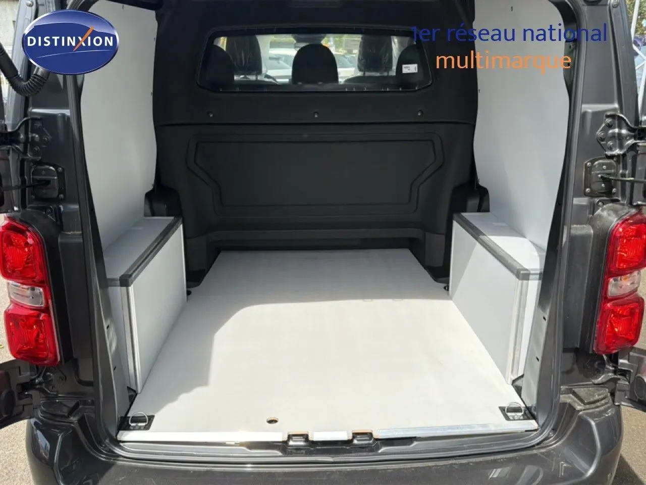Vue arrière du Citroën Jumpy Cabine Approfondie gris titane métal, montrant l’espace de chargement aménagé et les portes ouvertes.