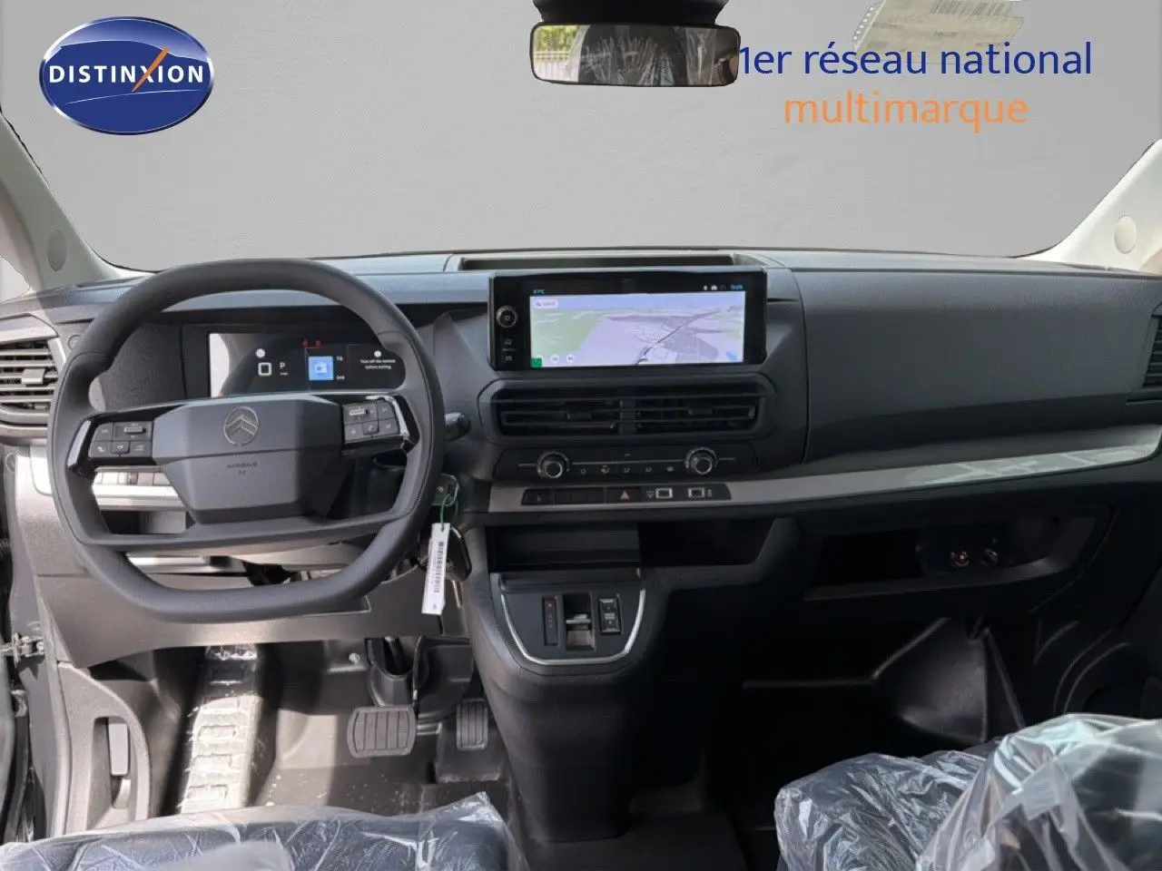 Vue intérieure avant du Citroën Jumpy cabine approfondie 2026, tableau de bord noir avec écran tactile et volant multifonction.