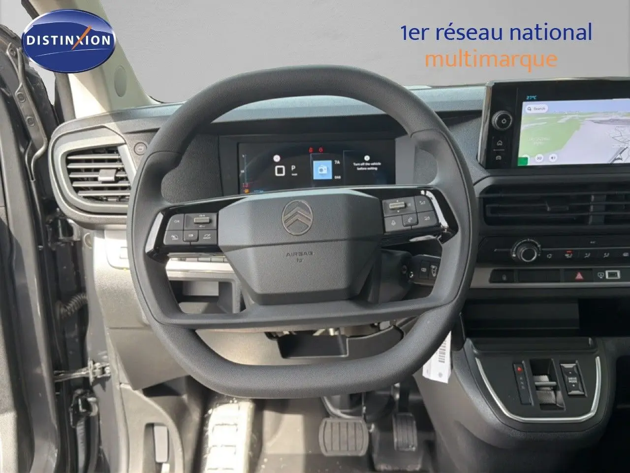 Vue intérieure centrée sur le volant multifonction du Citroën Jumpy Cabine Approfondie gris titane avec tableau de bord digital.