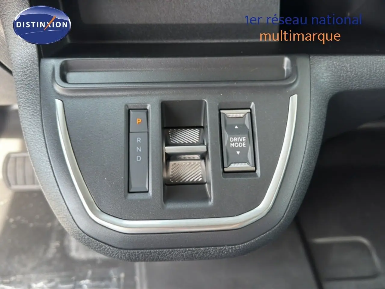 Gros plan sur la console centrale du Citroën Jumpy cabine approfondie gris titane, avec commandes boîte auto et mode de conduite.