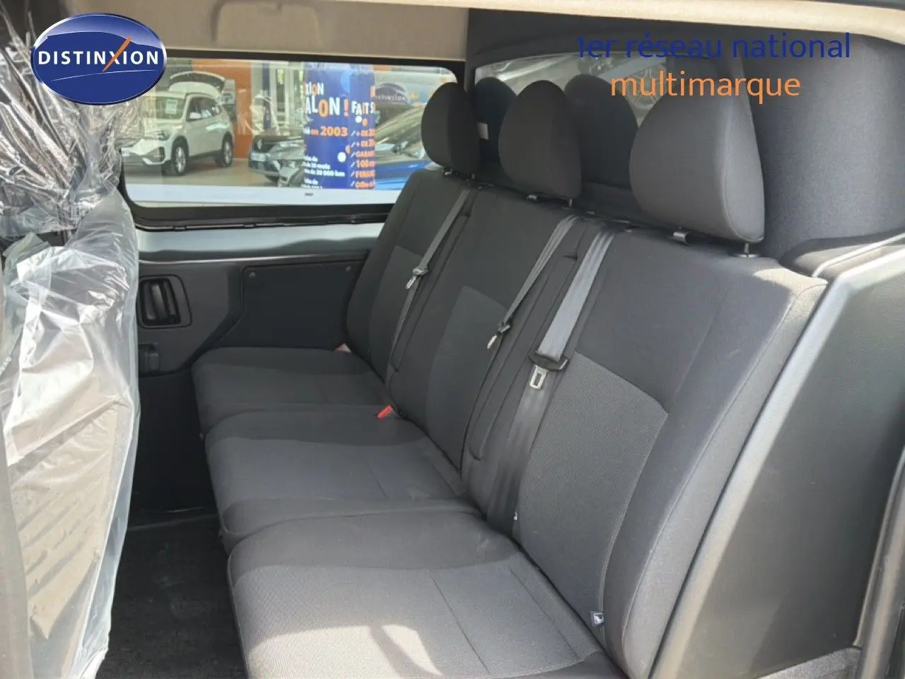 Vue intérieure côté droit des sièges arrière noirs en tissu du Citroën Jumpy Cabine Approfondie gris titane.