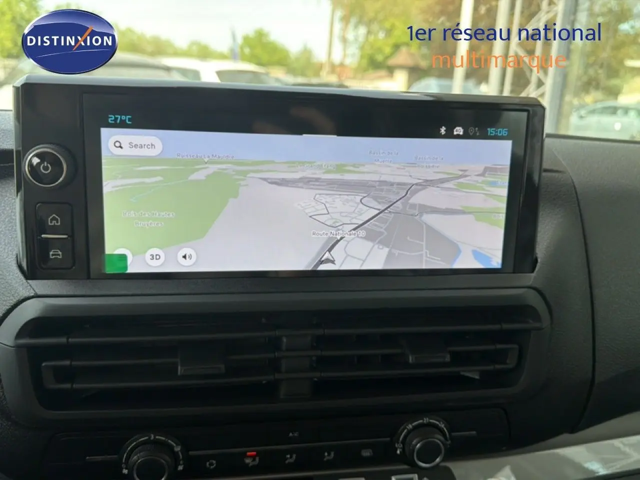 Écran tactile central avec navigation GPS dans l'habitacle du Citroën Jumpy Cabine Approfondie gris titane.