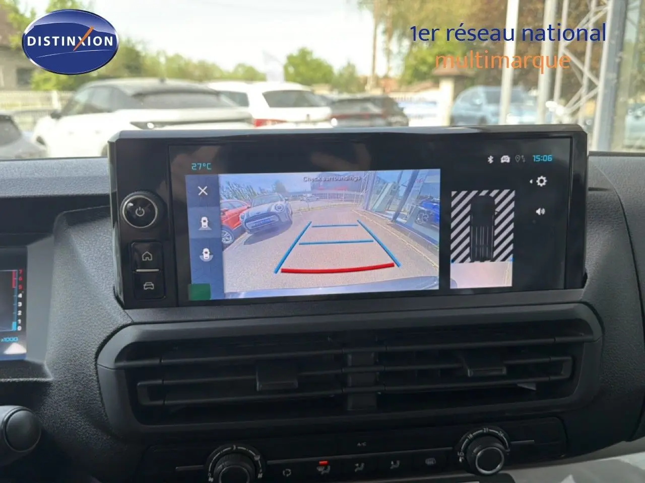 Écran tactile intérieur montrant la caméra de recul du Citroën Jumpy Cabine Approfondie gris titane, vue de face.