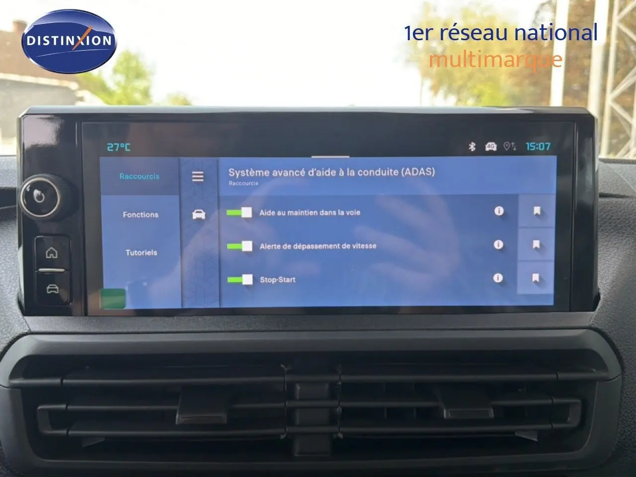 Écran tactile du système d'aide à la conduite dans l'habitacle du Citroën Jumpy cabine approfondie gris titane, vue frontale.