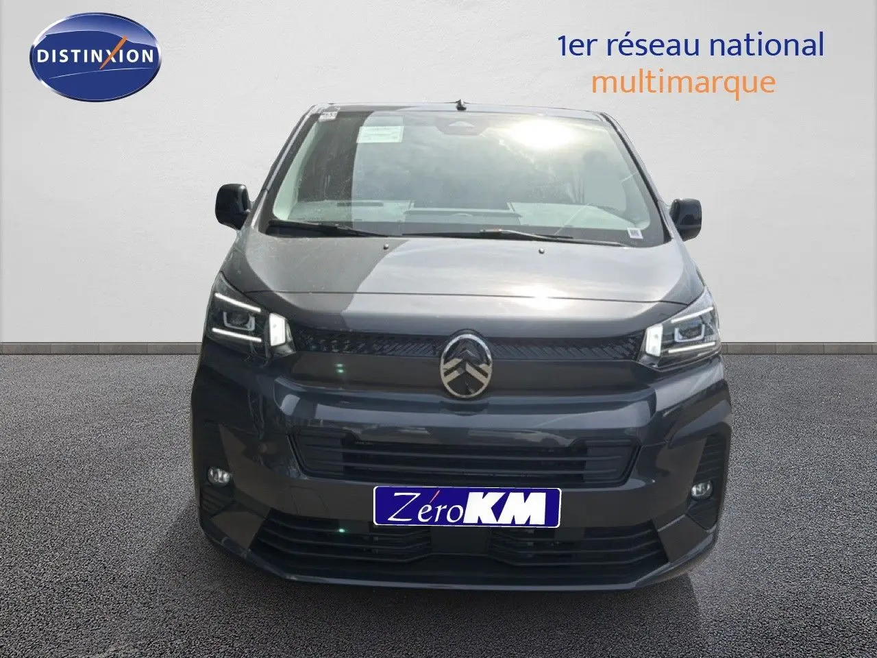 Vue avant d'un Citroën Jumpy Cabine Approfondie gris titane métallisé avec calandre noire et phares LED.
