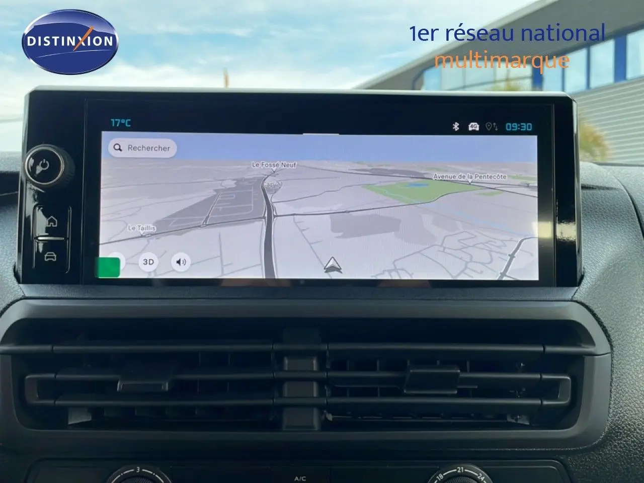 Vue rapprochée de l’écran tactile central du Citroën Jumpy Gris Titane, affichant la navigation GPS en intérieur.