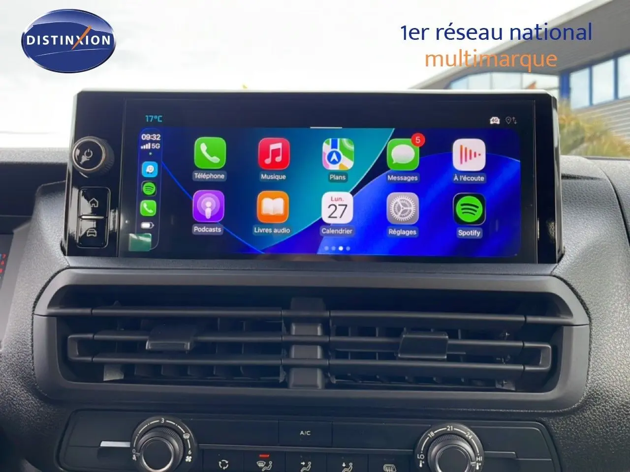Vue rapprochée de l’écran tactile central du Citroën Jumpy gris titane, affichant l’interface multimédia moderne.