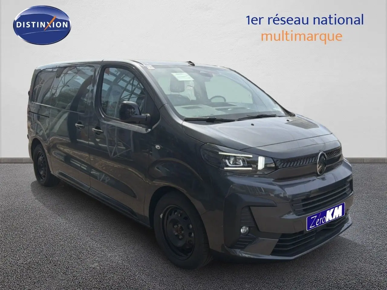 Vue 3/4 avant droit d'un Citroën Jumpy Cabine Approfondie gris titane métal avec calandre noire et jantes tôles.