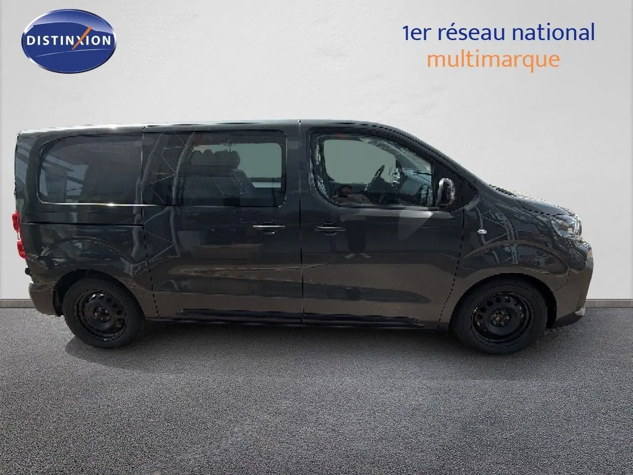 Vue latérale gauche d'un Citroën Jumpy Cabine Approfondie gris titane métallisé, profil utilitaire sans jantes décoratives.