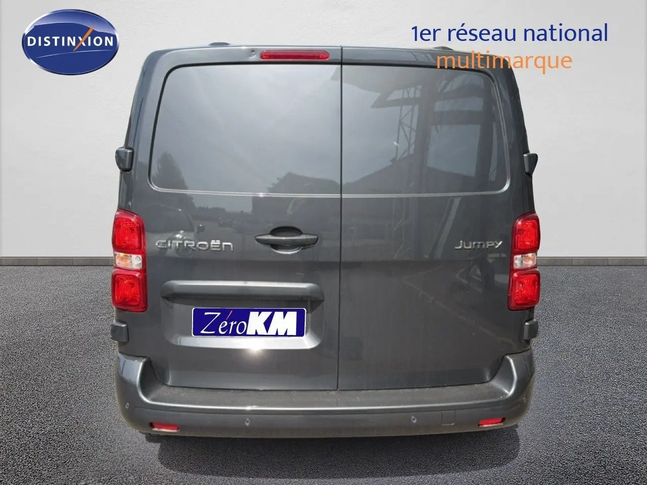 Vue arrière d'un Citroën Jumpy Cabine Approfondie gris titane métallisé avec feux rouges et porte double.