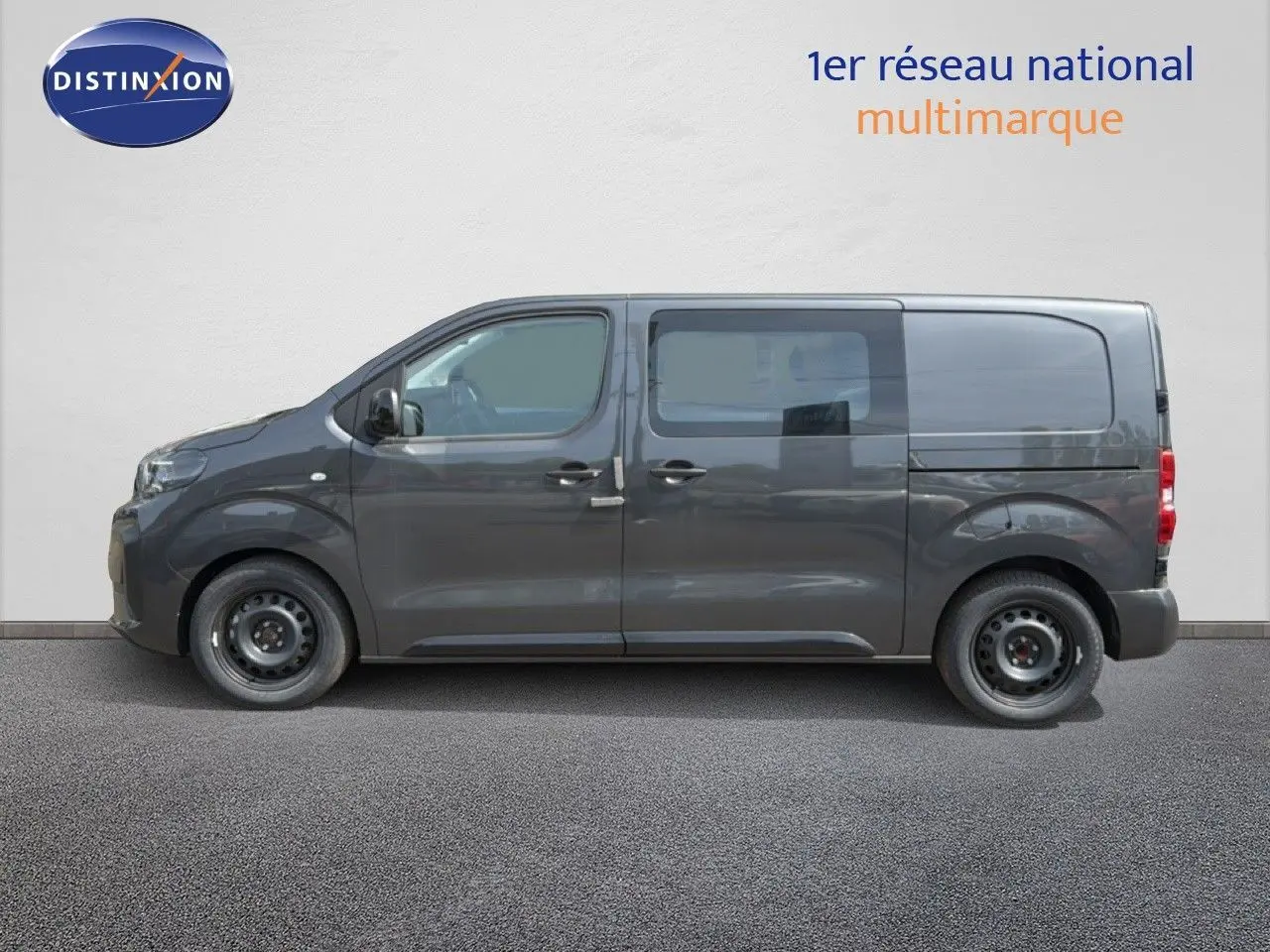 Vue de profil côté gauche d'un Citroën Jumpy Cabine Approfondie gris titane métal avec portes coulissantes et jantes acier.