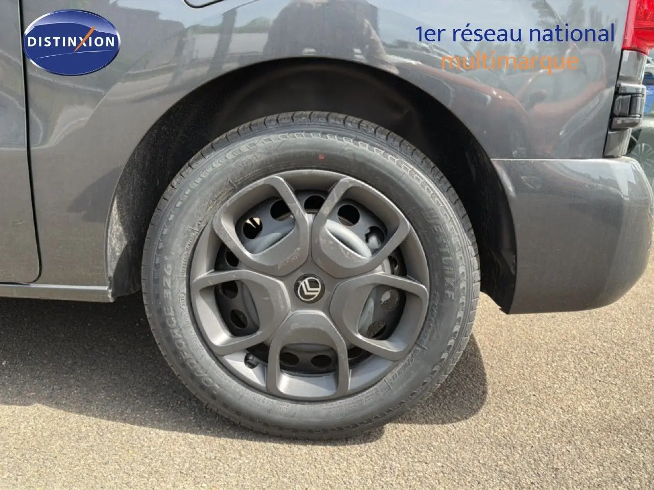 Gros plan sur la roue arrière droite gris titane métal du Citroën Jumpy Cabine Approfondie 2026, jante au design moderne.