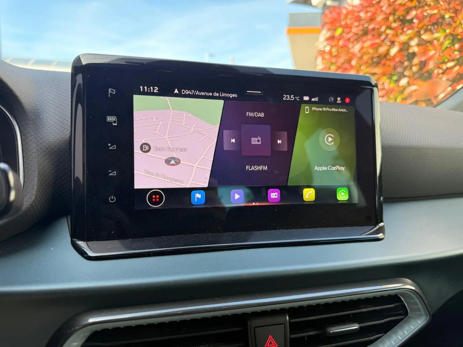 Écran tactile central du tableau de bord du SEAT Arona 2022 affichant navigation et Apple CarPlay.