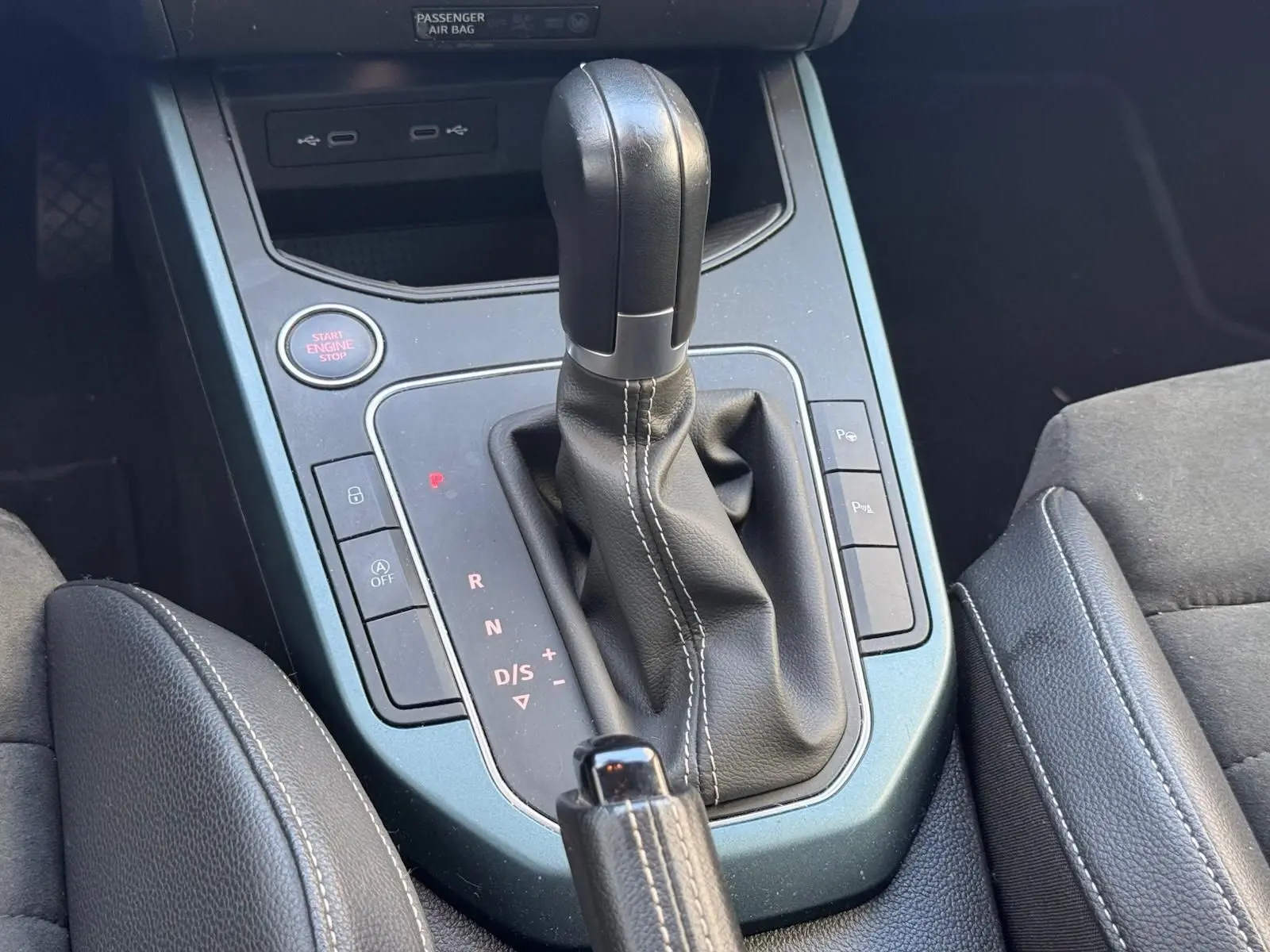 Gros plan sur la console centrale du SEAT Arona 2022, levier de vitesses automatique et bouton démarrage visibles.