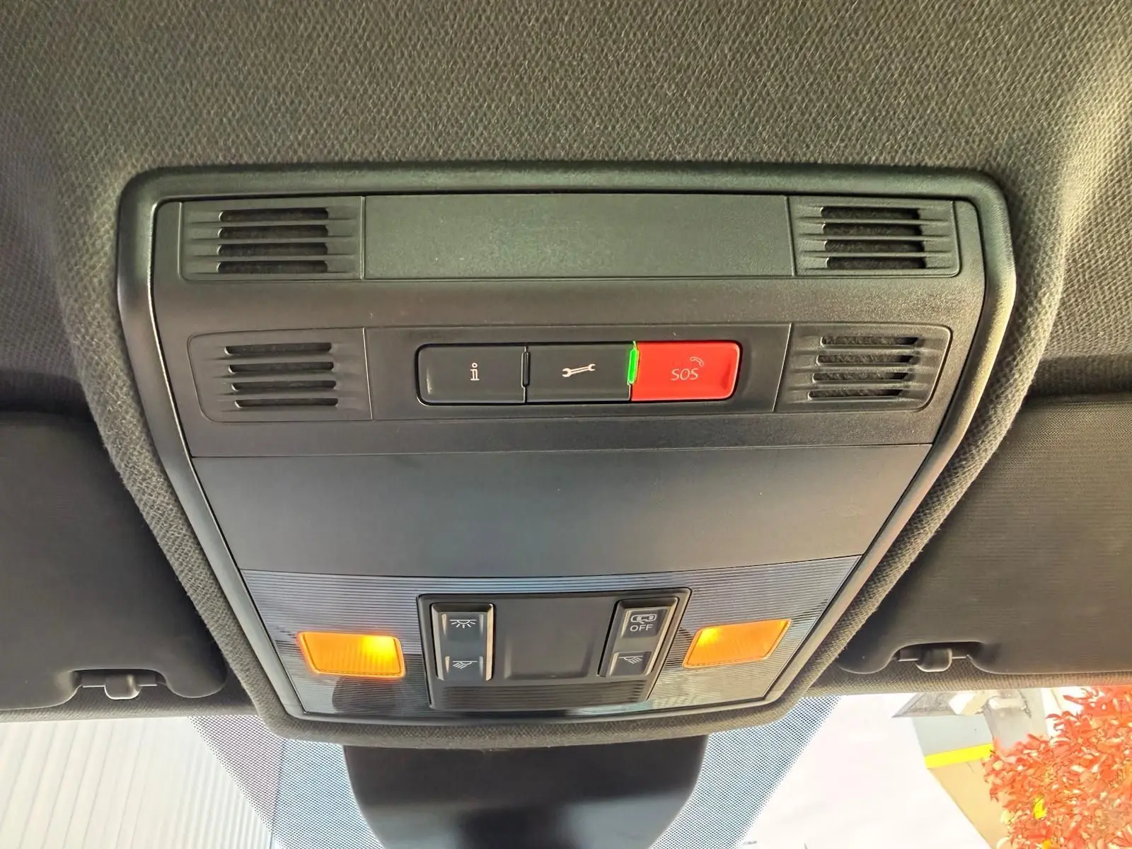Plafonnier intérieur avec boutons SOS et éclairage orange dans un SEAT ARONA 2022, vue de dessous vers l'avant.