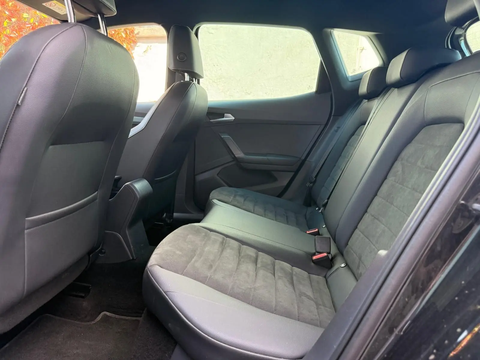 Vue intérieure côté droit sur la banquette arrière noire en tissu et cuir du SEAT Arona 2022, finition FR Xclusive.