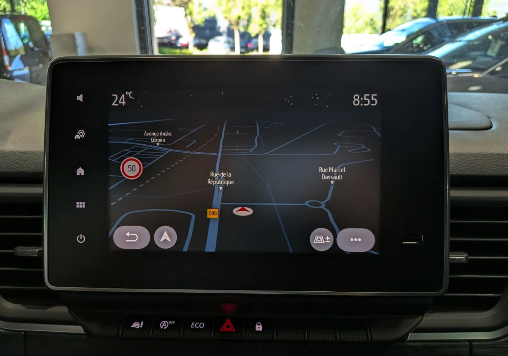 Écran tactile central du Nissan Primastar Combi 2025 affichant la navigation avec carte et température intérieure.